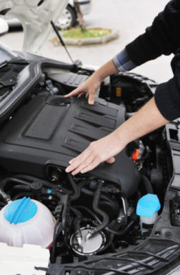 Cómo desconectar la batería del coche