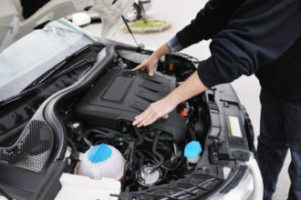 Cómo desconectar la batería del coche