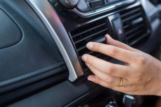 Cómo eliminar el olor a humedad del coche