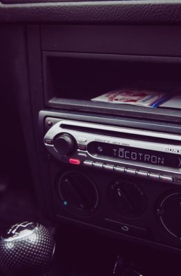 Cómo montar la radio del coche