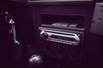 Cómo montar la radio del coche