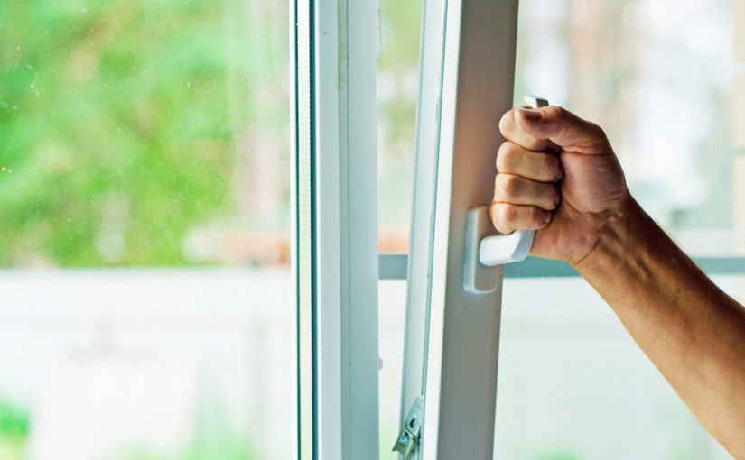 Ficha los trucos más fáciles para evitar que entre frío por las ventanas y  puertas