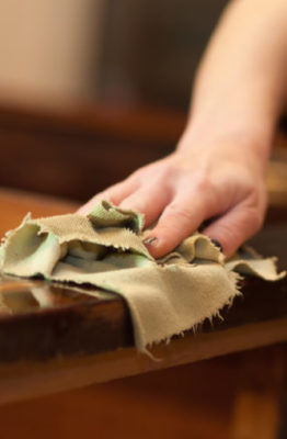 Cómo reparar los arañazos de los muebles de madera