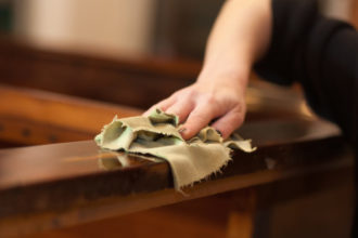 Cómo reparar los arañazos de los muebles de madera