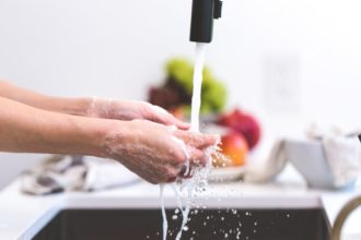 Cómo lavar los platos rápidamente