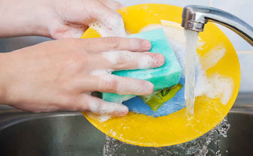 ¿Fregarlos platos a mano o en lavavajillas?