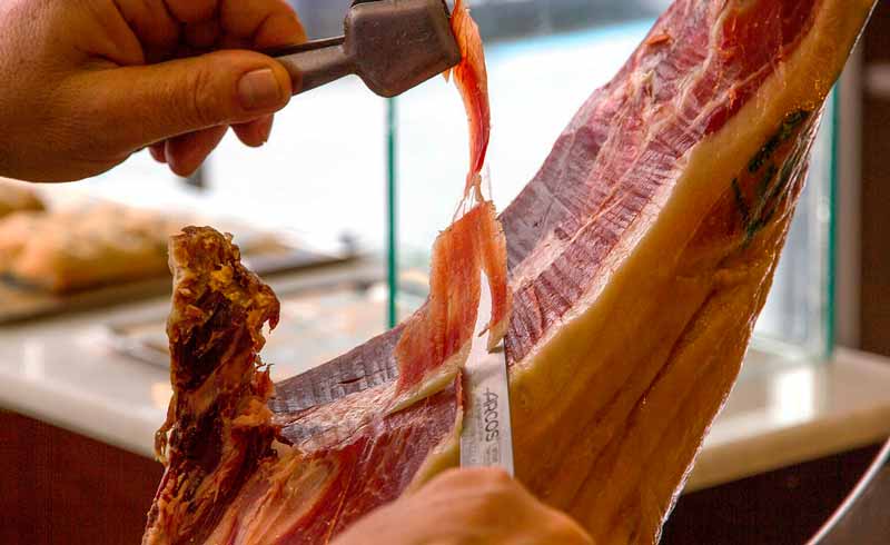 Pasos para empezar y cortar un jamón