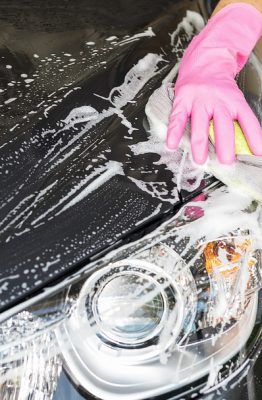 Cómo lavar el automóvil con productos caseros