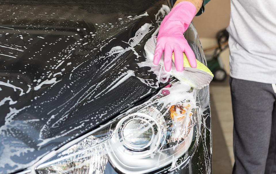 Cómo lavar el automóvil con productos caseros