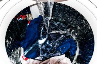 Cómo reutilizar el agua de los lavados de la lavadora