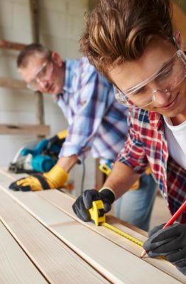 ¿Qué herramientas necesitan los profesionales de carpintería y fontanería?