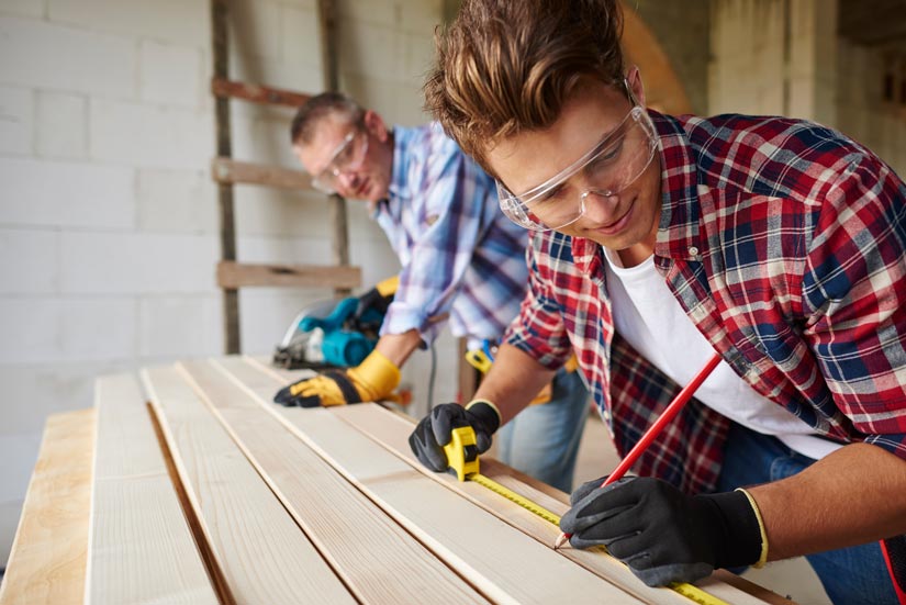 ¿Qué herramientas necesitan los profesionales de carpintería y fontanería?