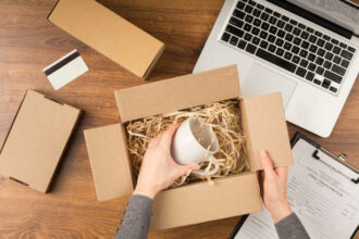 Cómo personalizar los envíos de las empresas con una caja de cartón